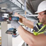 Hombre utilizando una llave de impacto a batería Bosch GDX 18V-200